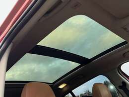 後部席まで広がるパノラマサンルーフで開放感を味わってください！