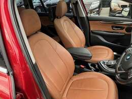人気かつ希少なブラウンカラーのシートのインテリア、低走行車だけに大変きれいな状態です！