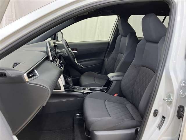 【まるまるクリーニング】内装工程では、中古車を気持ちよくお乗りいただけるよう清掃しております。シートの洗浄はもちろん、ニオイの元となるフロアカーペットまで洗浄・消臭を実施。