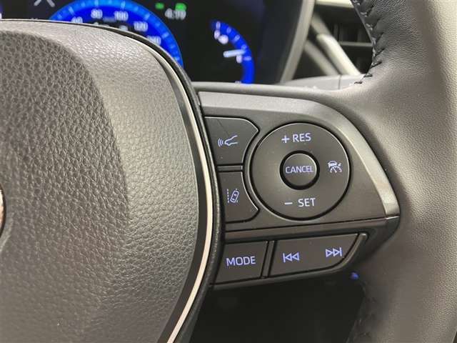 【レーダークルーズコントロール】アクセルペダルを踏まなくても、車間制御モードでは、先行車の車速変化に合わせた追従走行を行い、自動的に加速・減速・停止をします。