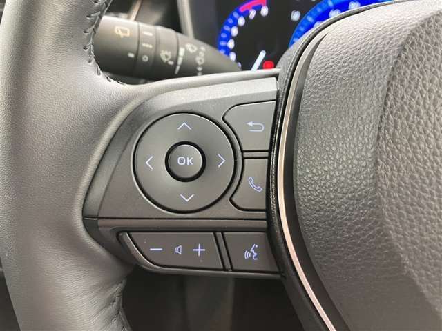 【ステアリングスイッチ】手元でオーディオの音量調整やソース切り替えができる安全機能です！運転中でも簡単に操作できるのでとても便利です♪