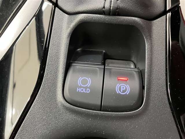 【電動パーキングブレーキ】オートモードのときは、シフトレバーの操作に応じてパーキングブレーキが自動で作動♪