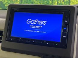 【純正ナビ】人気の純正ナビを装備しております。ナビの使いやすさはもちろん、オーディオ機能も充実！キャンプや旅行はもちろん、通勤や買い物など普段のドライブも楽しくなるはず♪