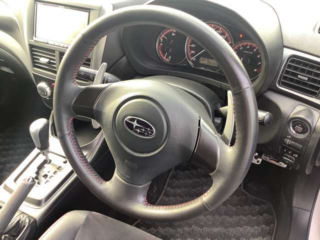 パドルシフト付ステアリングなのでマニュアル車の様な運転も可能です。