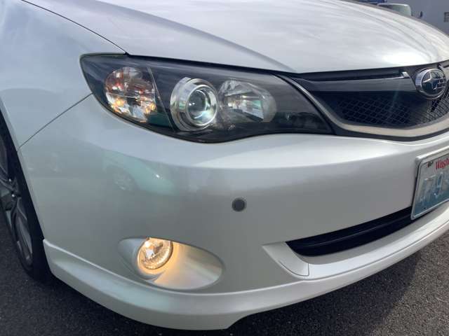 純正HIDヘッドランプ、フォグランプ、コーナーセンサー付きです。