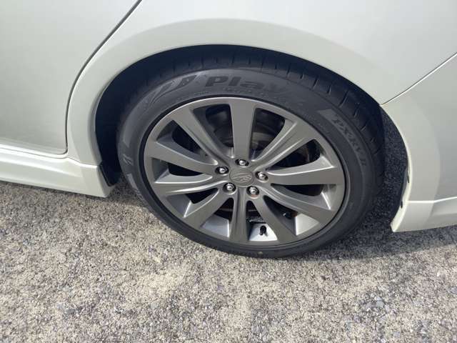 リミテッド専用17インチアルミホイール付きです。