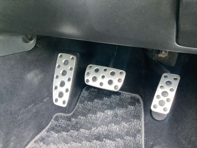 純正アルミペダル付きです。