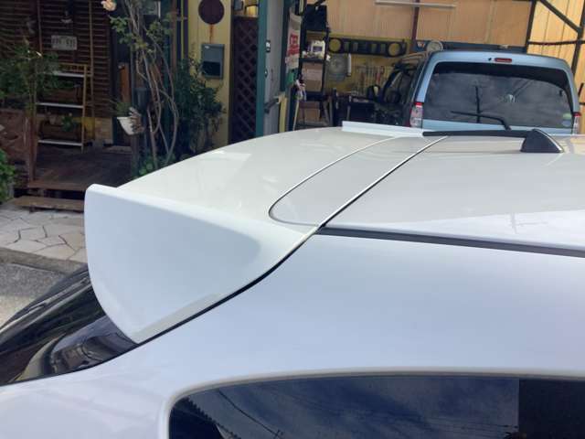 リミテッド専用大型リアスポイラー付きです。