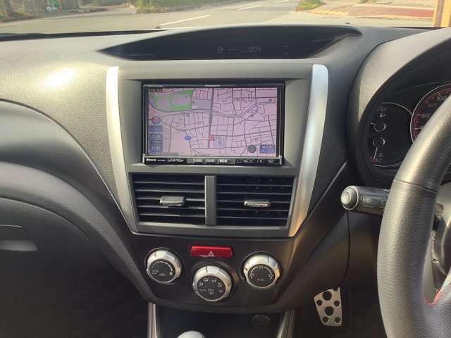 純正メモリーナビ付です、Bluetoothも付いています。