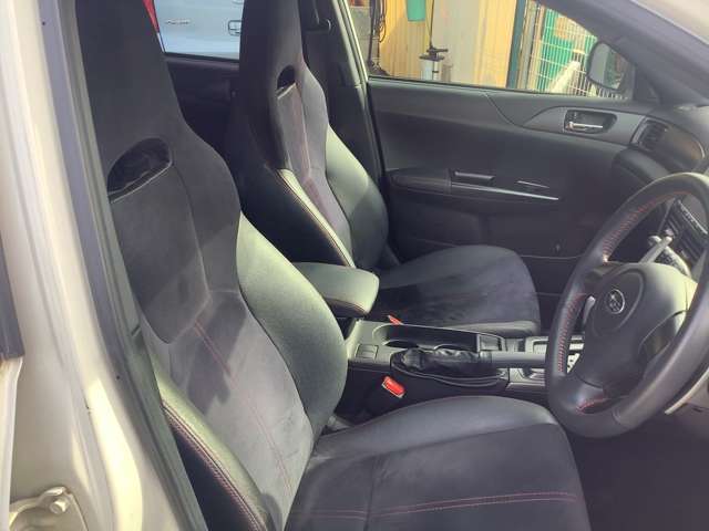 リミテッド専用ハーフレザー調セミバケットシート付です、運転席側はパワーシートも付いています。