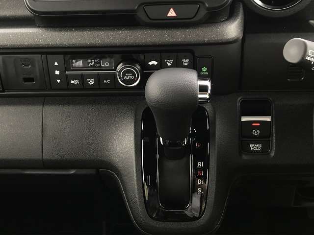 積載車も所有していますので、万が一の時でも当店スタッフにてお車の無料引き取りも行っております。