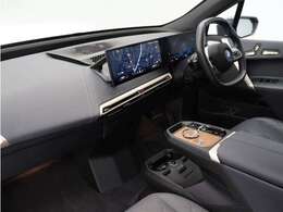 ♪人間工学に基づいて設計されたコックピット。全てが無理なく操作できるので疲労を最小限に抑えることが可能。サポート性に優れた少々硬めのシートが長距離ドライブを快適かつ楽しいものに。