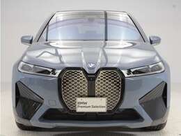 ♪BMWの代名詞といえるキドニー・グリル、一目でそれと分かる精悍な顔立ち。ホフマイスターキンクやキャラクターラインと呼ばれる側面デザインにより前傾姿勢を強調したスタイルは、走りを重視したBMWならでは