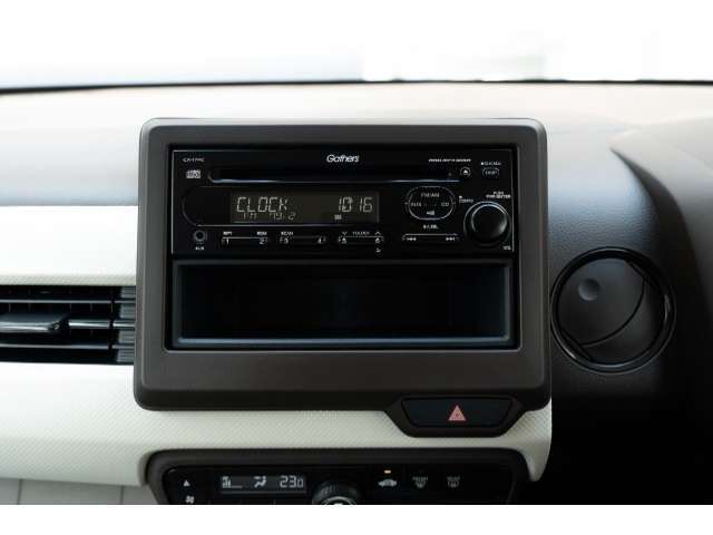 ホンダ純正ギャザズCDデッキを装備しています♪お気に入り音楽をお楽しみいただけます！