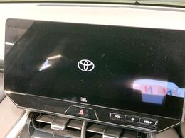 【12.3インチディスプレイオーディオ】スマートフォンと連携が可能な大画面ディスプレイオーディオです。スマートフォンのナビ機能を使用したり、Bluetooth接続で音楽もお楽しみいただけます！