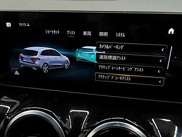 安心の衝突被害軽減ブレーキも装備。このアクティブブレーキアシストや車線維持システム、車体後方の死角をカバーするブラインドスポットアシストなど、お客様の安全運転をサポートしてくれるおクルマです。