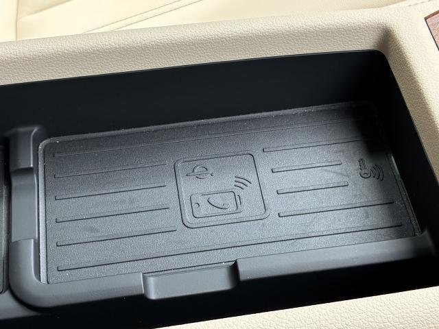 ●ワイヤレスチャージング『フロントセンターコンソール近くに携帯電話を置くと、ワイヤレスで充電できます。』