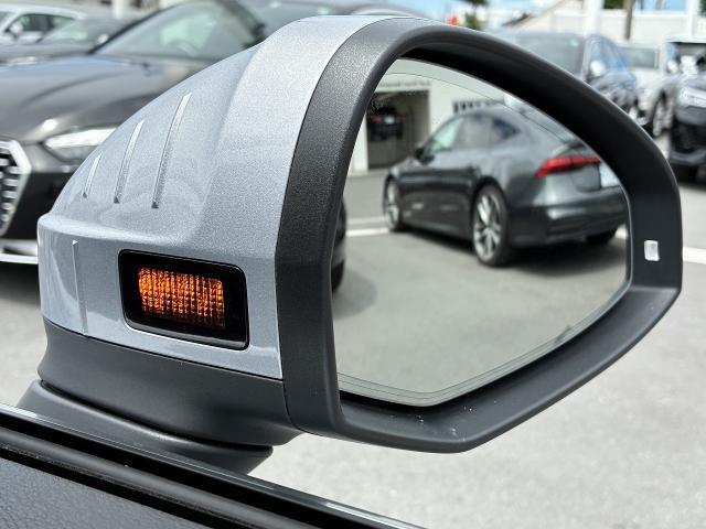 ●アウディサイドアシスト『後方の死角を並走する車両を検知しドアミラーの内側のLEDが点灯。ドライバーに注意を促し事故を未然に防ぐシステムです。』
