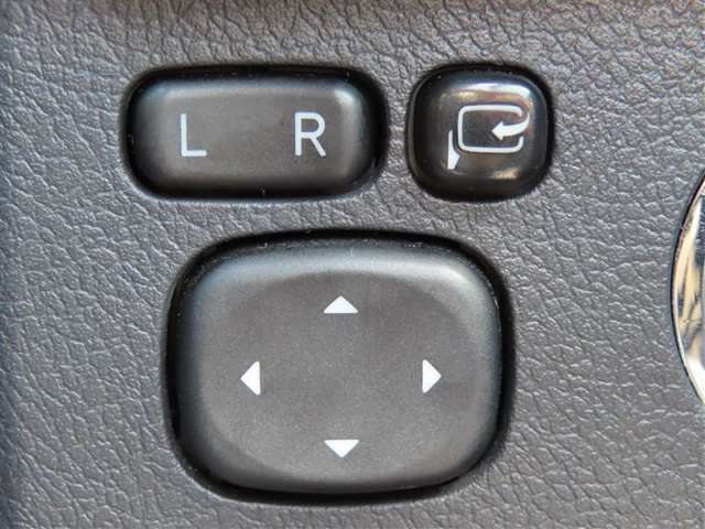 日本の駐車場は幅が広くないところが多くて、乗り降りが大変だったりしますよね。電動ミラーがあれば、室内でミラーをたためるので、駐車するときも便利ですね。
