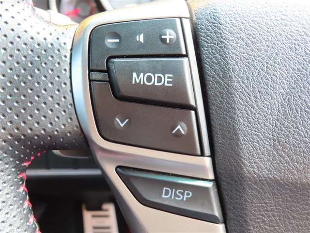 運転中、オーディオの操作をしてて、ハッとしたことはありませんか？ステアリングスイッチは、運転中でもハンドルでオーディオの操作が可能です。安全なドライブをサポートします。