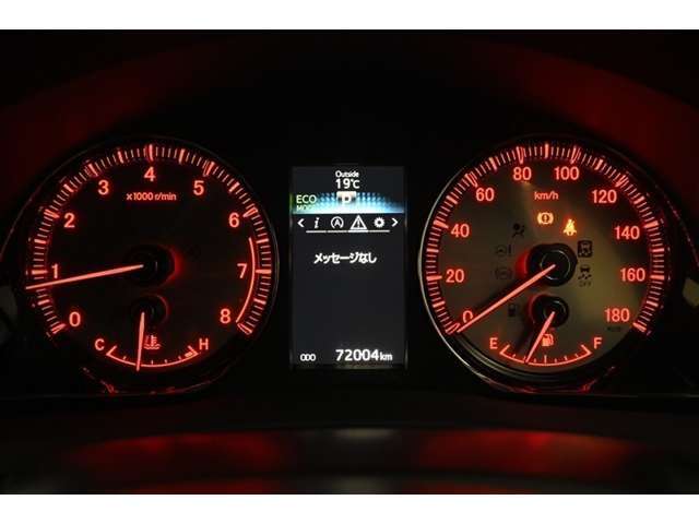 『G’s専用 オプティトロンメーター』 ＋ 『TFTカラーマルチインフォメーションディスプレイ』。レッド色のメーターはスポーツマインドをくすぐります。