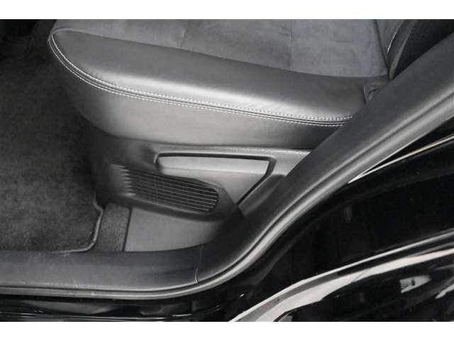 ■リヤシートクッション横のレバー操作で、座ったままでもリクライニング調整ができます。