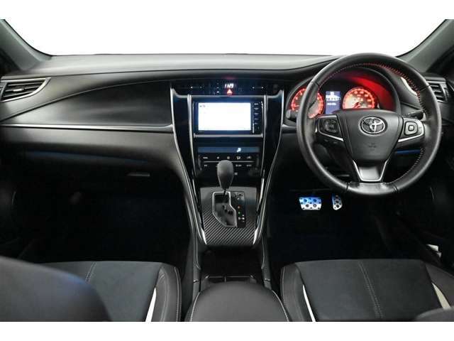 ◇インストルメントパネル です。シンプルながら高級感漂うコクピットに仕上げられています。