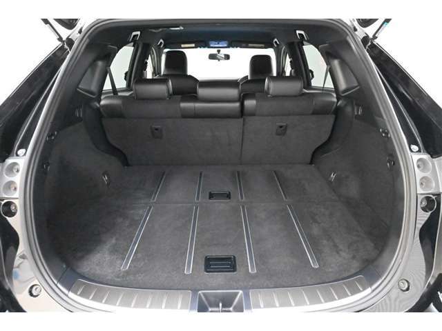 大きな開口幅でフラットなラゲージスペースです。荷物の積み下ろしもラクにできます。