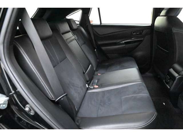 ■リヤシートです。　足元にもゆとりがあり、ゆったりと座れます。