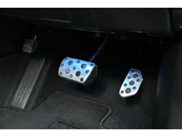 アルミペダル（アクセル/ブレーキ） 装備