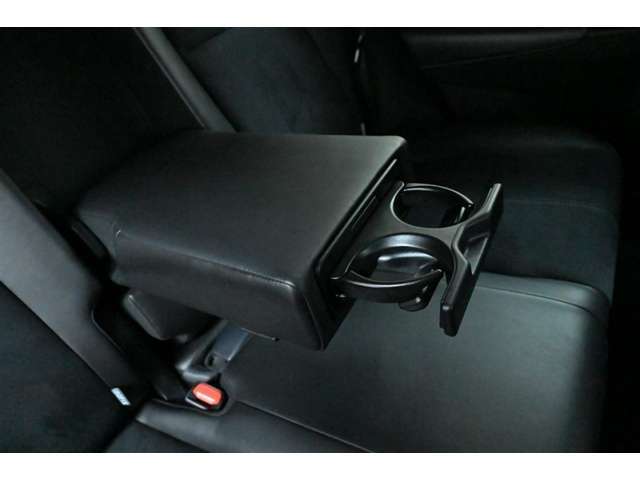 ■リヤセンターアームレスト装備　　ボタンを押すと、カップホルダーが装備されます。