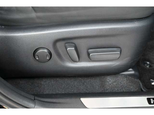 ■運転席はシートリクライニング、シート前後、上下、腰部の硬さ調整機能付きの8ウェイパワーシートです。