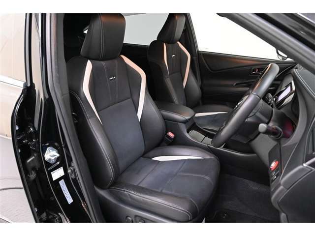 運転席/助手席です。　専用フロントスポーティシート（G’sエンブレム付）