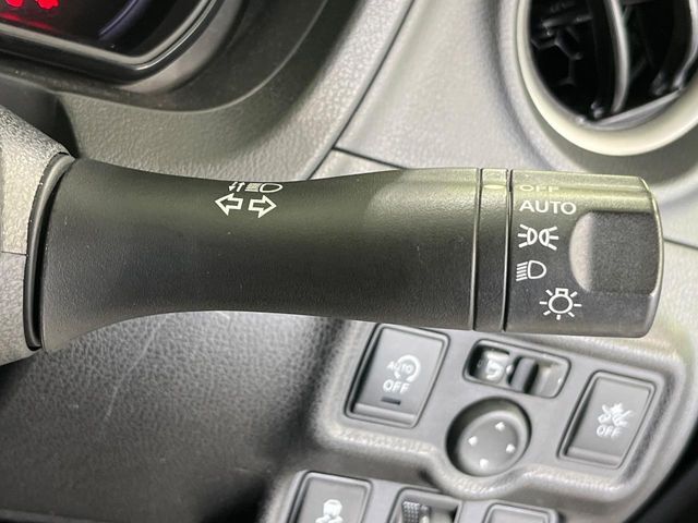 【オートライト】周りの明るさに応じて自動でヘッドライトの点灯・消灯ができる機能です！ライトの付け忘れ・消し忘れなどが無くなり、雨の日や夕方の走行も安心！トンネル通過時も便利ですね♪
