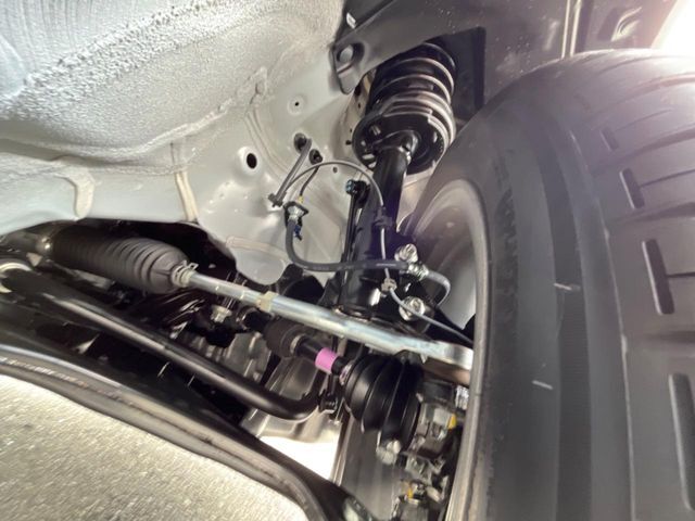 お車を安心してお乗りいただく為には、足回りの定期点検が欠かせません。サービスサポート（有償保証）では無料点検もご提供しており、安心のカーライフをお過ごしいただけるサポート体制が整っています。