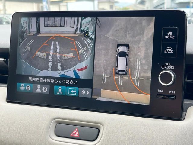 【マルチビューカメラシステム】専用のカメラにより、上から見下ろしたような視点で360度クルマの周囲を確認することができます☆死角部分も確認しやすく、狭い場所での切り返しや駐車もスムーズに行えます。