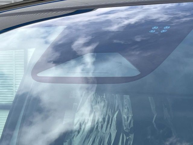 【ホンダセンシング】走行中に前方の車両等を認識し、衝突しそうな時は警報とブレーキで衝突回避と被害軽減をアシスト。より安全にドライブをお楽しみいただけます。