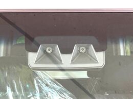 【スマートアシスト】走行中に前方の車両等を認識し、衝突しそうな時は警報とブレーキで衝突回避と被害軽減をアシスト。より安全にドライブをお楽しみいただけます。