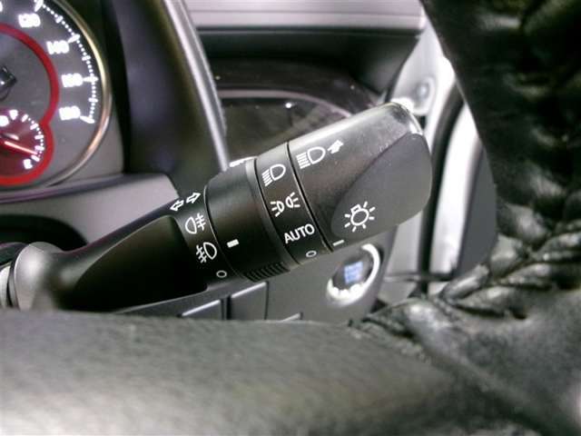 コンライト付で、暗くなると自動でヘッドライトが点灯します