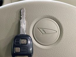 【キーレス】少し離れた場所からでもボタン一つでドアの開錠・施錠ができるのでとっても便利！ドアの鍵穴周りに傷をつけることもありません♪