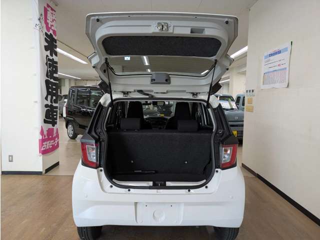 支払総額は、『店頭納車に関わる際の全ての費用』です。県外（市外・遠い地域の方）のお客様には、県外登録費用、陸送費など別途費用がかかりますのでお気軽にお問い合わせ下さい。