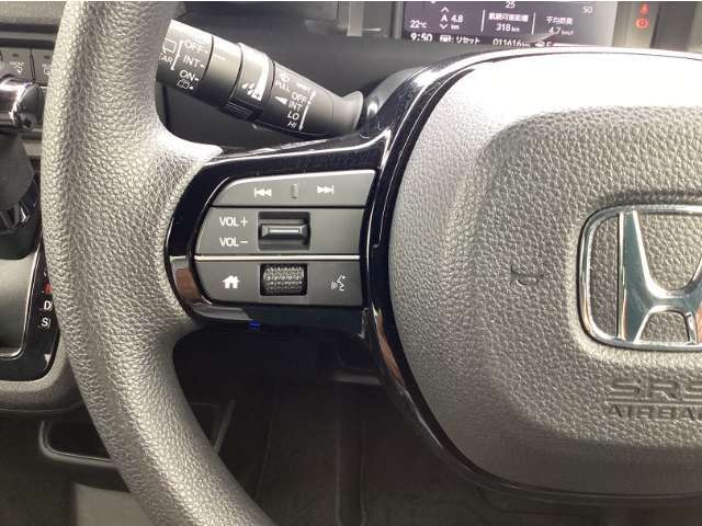 便利なステアリングスイッチも装備！運転中のオーディオ操作も安心です☆彡