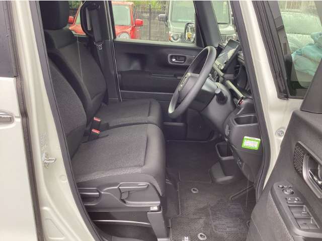 ゆとりのあるサイズで快適な座り心地のフロントシートです。しっかりとホールド性をもたせ、長距離でも疲れにくくなっています！