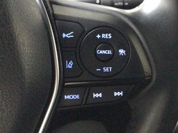 高速道路での長距離運転が楽に！自動で速度を保つクルーズコントロールが、衝突軽減システムと連携し前方の車両を感知して車間を保つように速度調節してくれます♪