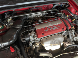 搭載されるエンジンはH22A型2.2L DOHC16バルブ VTECエンジン、5速マニュアルシフトとの組み合わせです。