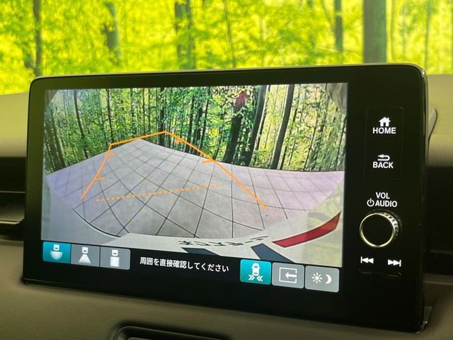 【バックカメラ】駐車時に後方がリアルタイム映像で確認できます。大型商業施設や立体駐車場での駐車時や、夜間のバック時に大活躍！運転スキルに関わらず、今や必須となった装備のひとつです！
