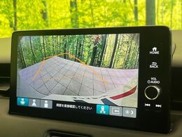 【バックカメラ】駐車時に後方がリアルタイム映像で確認できます。大型商業施設や立体駐車場での駐車時や、夜間のバック時に大活躍！運転スキルに関わらず、今や必須となった装備のひとつです！