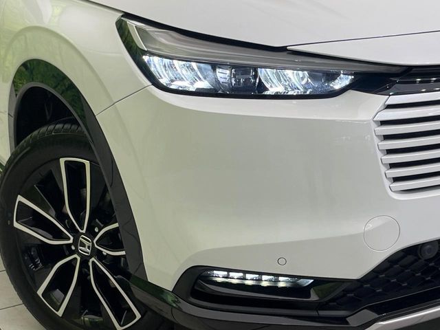 【LEDヘッドライト】悪天候や夜間走行時も良好な視界を確保し安心して運転できる高輝度LEDヘッドライトを装備！点灯速度が早く、消費電力も抑えられています。