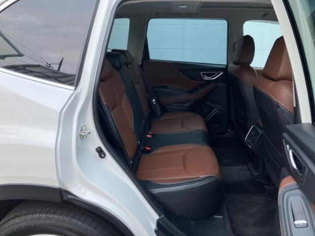 WECARSでは各商談席に大型モニターをご用意しております！見やすい大画面でゆったりと全国の在庫をご覧いただけます！是非ご来店お待ちしております！