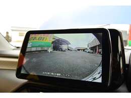 【バックカメラ】駐車時に後方がリアルタイム映像で確認できます。大型商業施設や立体駐車場での駐車時や、夜間